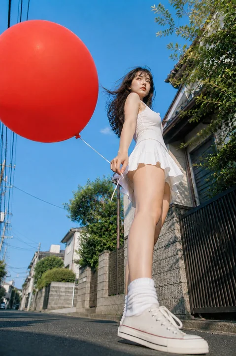红色气球与盛夏住宅区少女仰拍写真