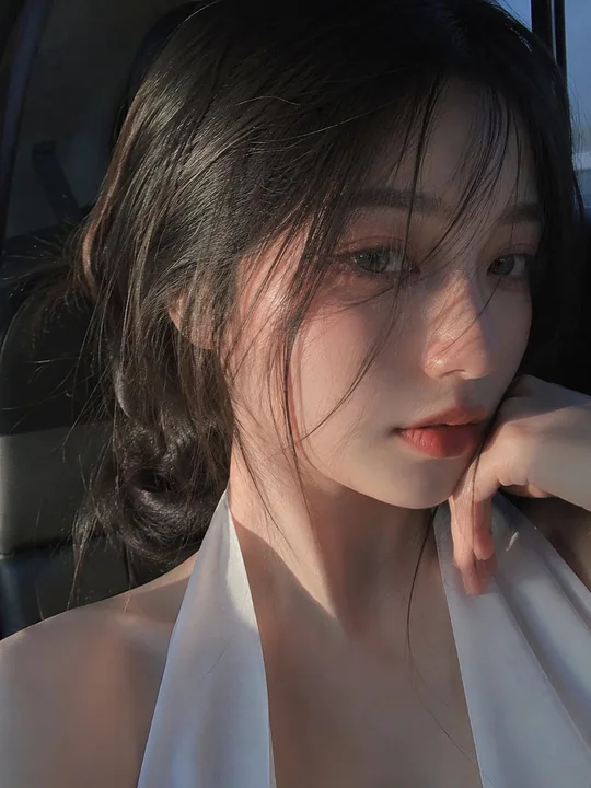 超写实手机摄影质感东亚女性特写