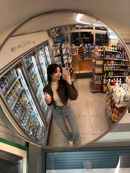 韩国深夜便利店凸面镜街拍人像