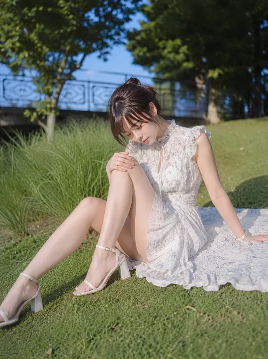 草坪上舒展裙摆的优雅日本女性肖像