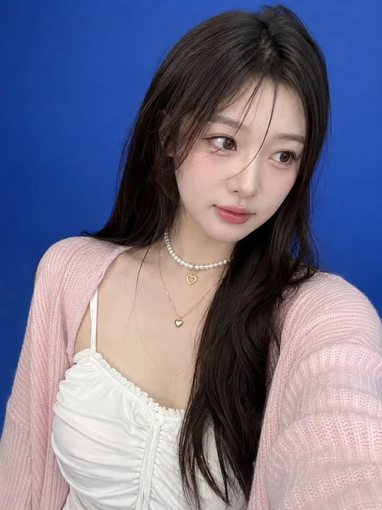 蓝幕背景东亚女性手机自拍写实人像