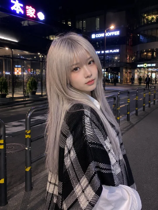 超写实手机街拍白金发少女