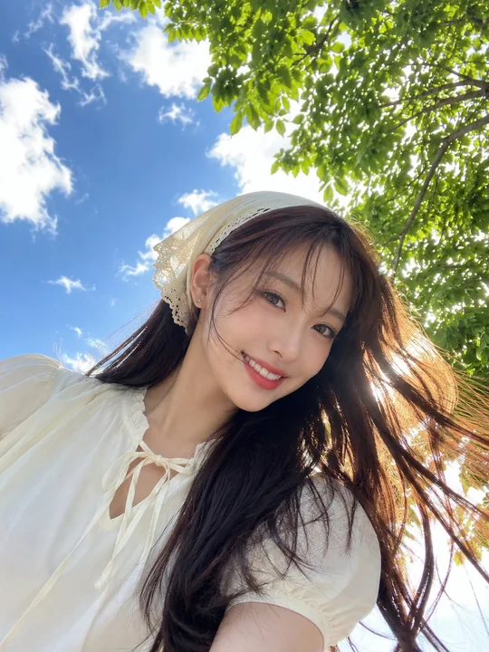 蔚蓝天空下田园风东亚女性低角度手持自拍