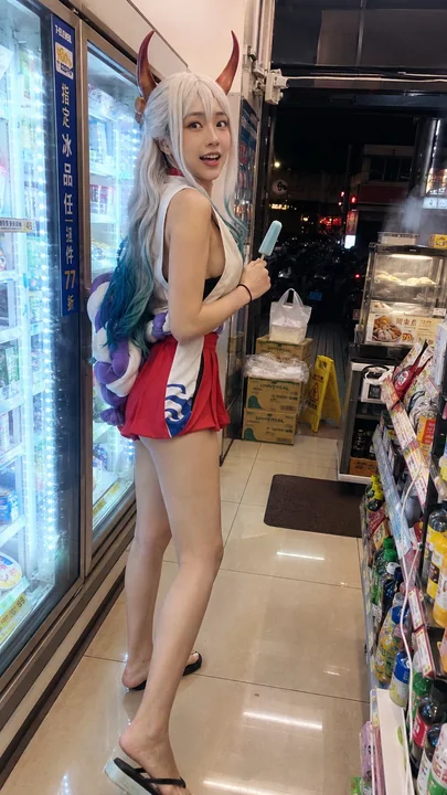 海贼王女角色深夜便利店手机抓拍