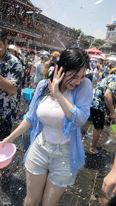 泼水节iPhone抓拍东亚丰满女性人像