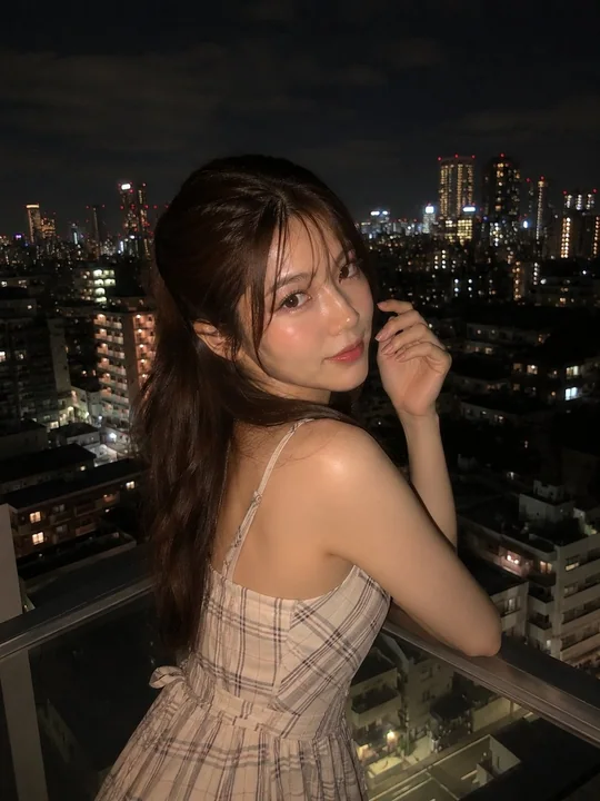 城市夜景阳台奶油色格纹裙美女肖像