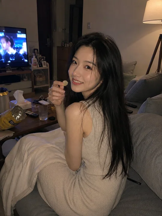 年轻亚洲女性居家客厅真实抓拍