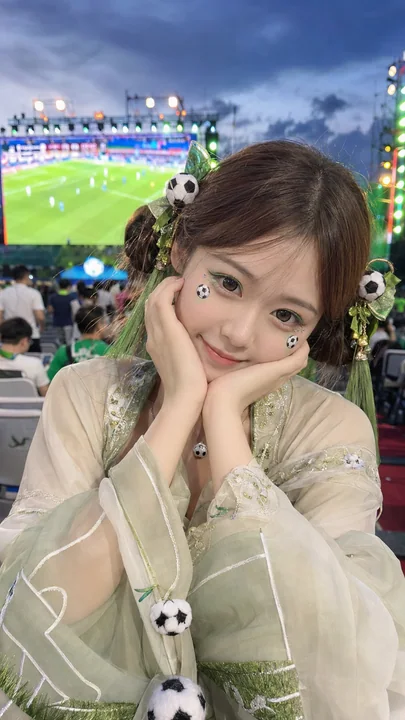 世界杯古风足球宝贝:抹茶绿甜美观赛少女