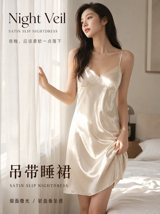 晨光熹微下的香槟色缎面睡裙美学