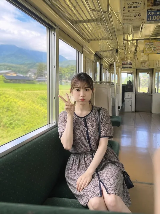 乡村电车鼓腮帮比耶日本少女全身照