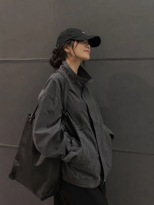 极简深灰背景下的时尚工装风街拍女性