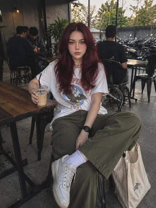 印度尼西亚工业风咖啡馆写实女性写真