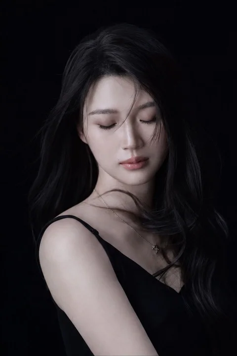极简黑衣东亚女性忧郁氛围人像