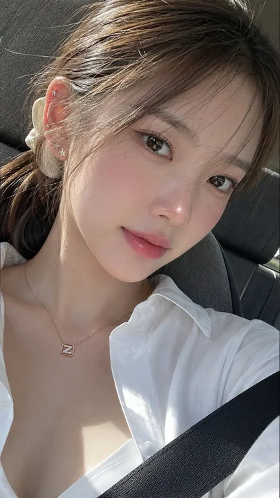 超写实韩国少女车内白衬衫自拍