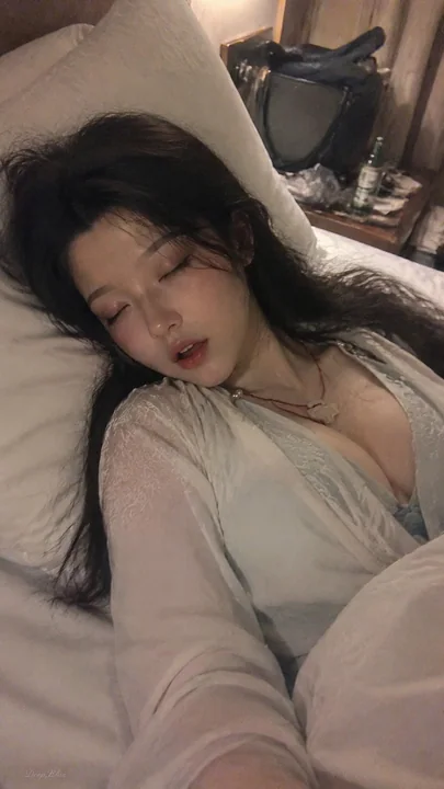 2000年代旧手机质感江南女孩深夜酒店熟睡