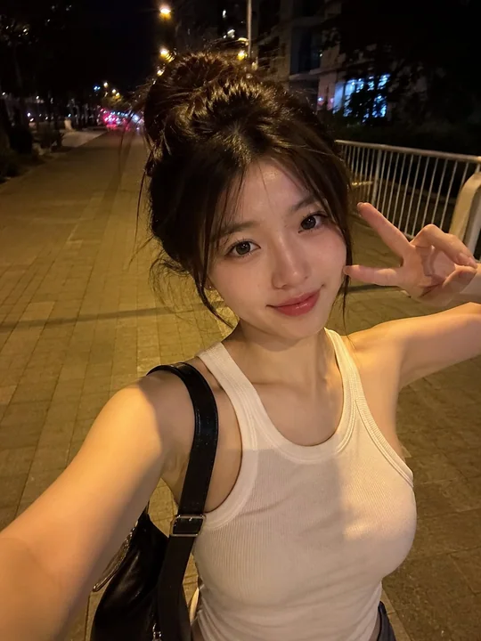 深夜街头漫步的东亚女性手机自拍