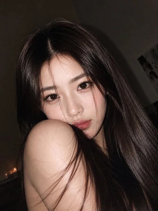 室内闪光灯氛围感东亚女性绝美写真