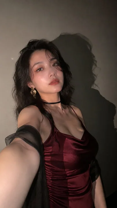 真实手机闪光灯女性写实自拍