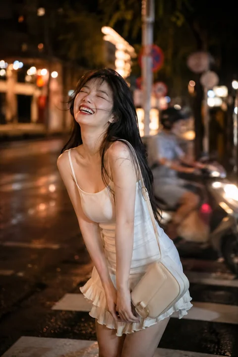 街头欢笑的东亚女孩白色吊带裙夜景
