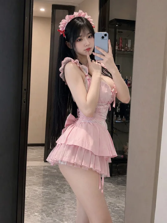 现代公寓粉色女仆装东亚女性镜前自拍