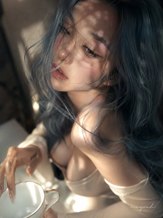 超现实蓝灰长发低领露肩人像
