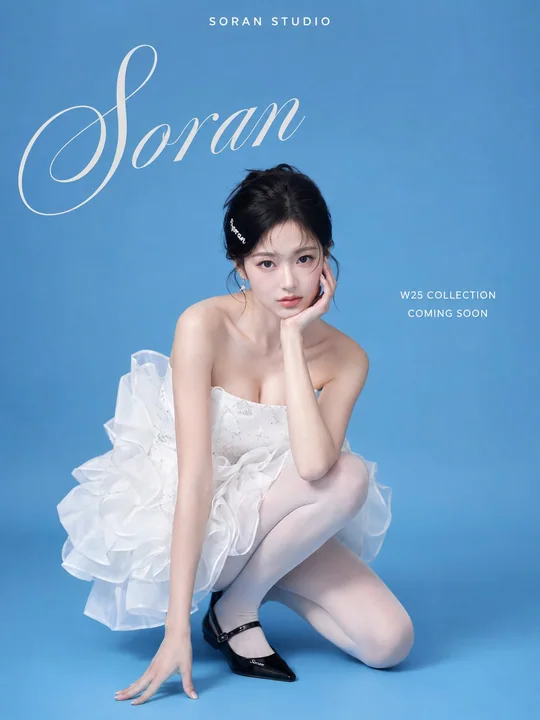 极简蓝底东亚女性品牌上新海报