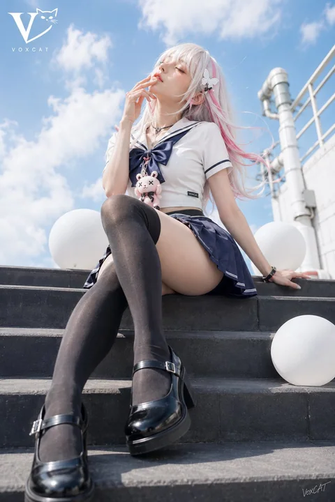 夏日蓝天日系水手服低机位清透写真
