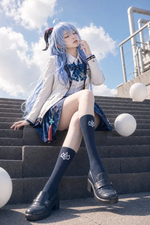 夏日蓝天低机位清透人像摄影写真