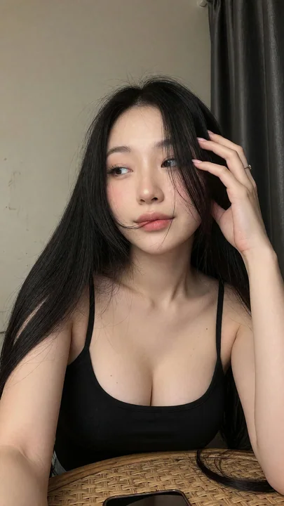黑色吊带背心东亚年轻女性自拍特写