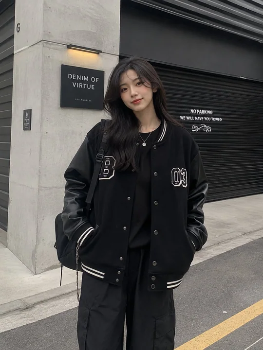 工业背景下的潮流街头风时髦女性肖像