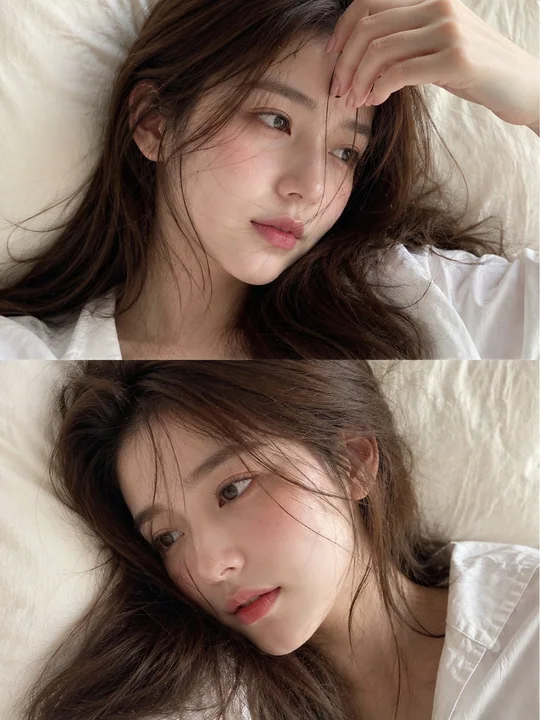 奶油色床上沉思的年轻女性特写美女人像