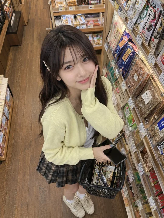 日本杂货店购物的东亚少女高角度写实照