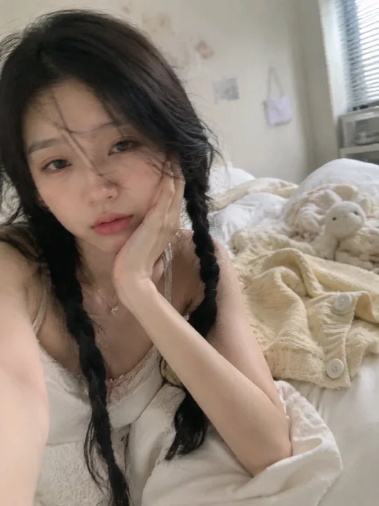 梦核氛围奶白色调麻花辫女生自拍
