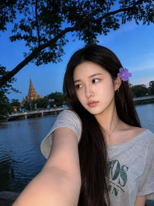 业余质感长发女子户外自拍人像