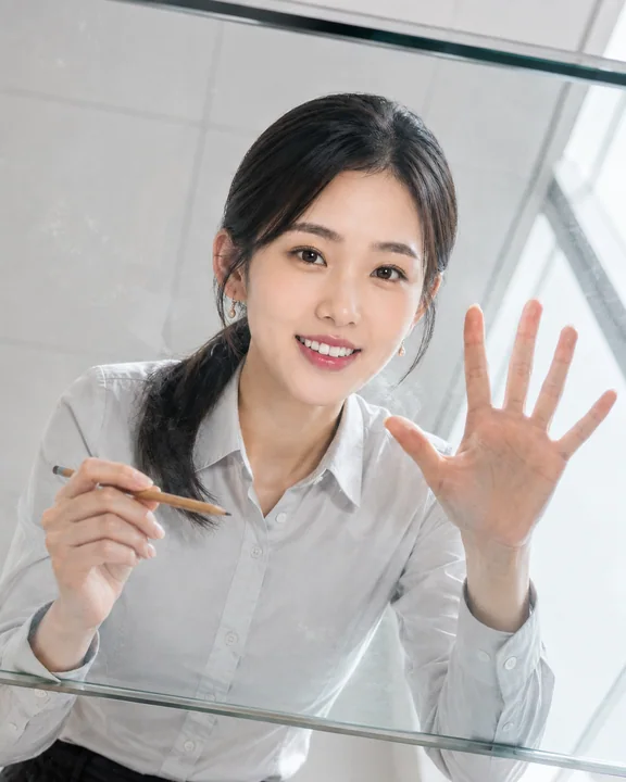 玻璃桌下的艺术视角:俯瞰镜头的灰衬衫人像