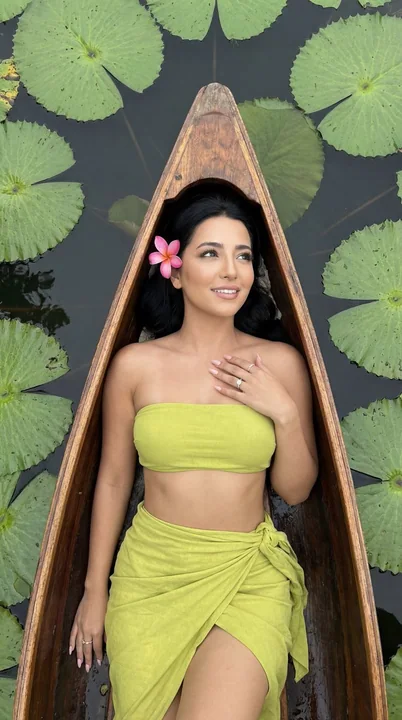 上からの視点で撮影された睡蓮と緑のドレスのファッションスプレッド