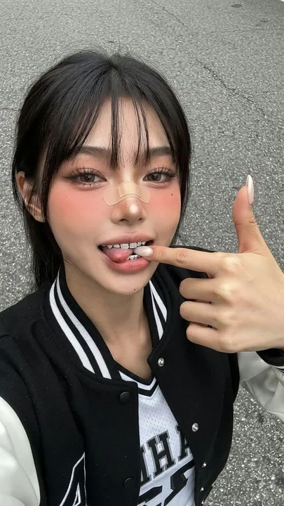 超写实抖音风少女户外自拍人像