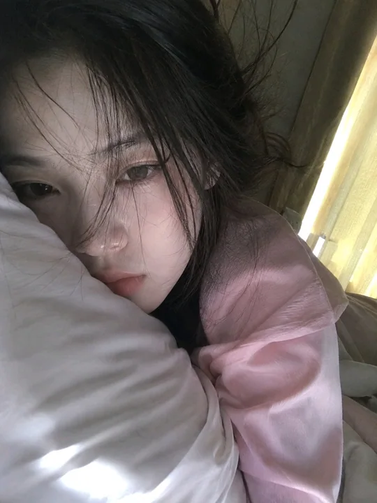 清晨刚醒手机前置自拍冷白皮女生