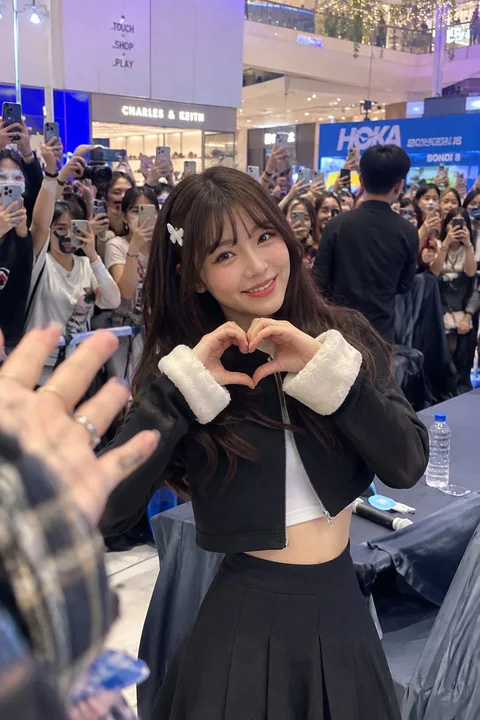 粉丝见面会比心少女写实人像