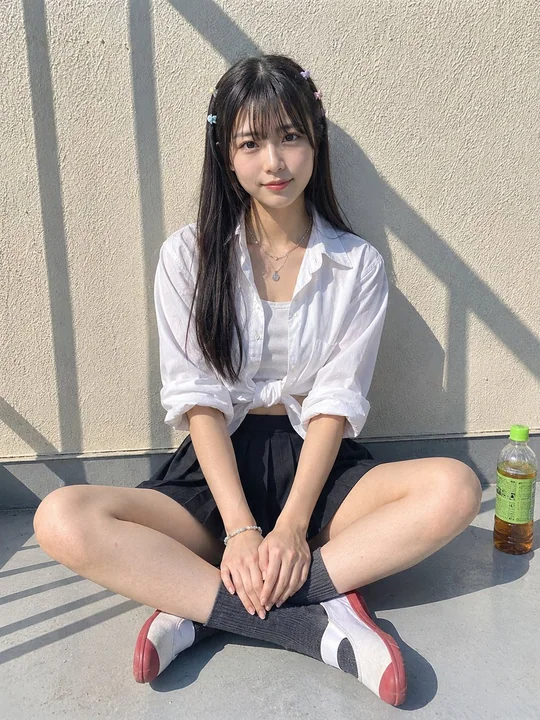 盛夏屋顶日光下的成年日本女性人像快照