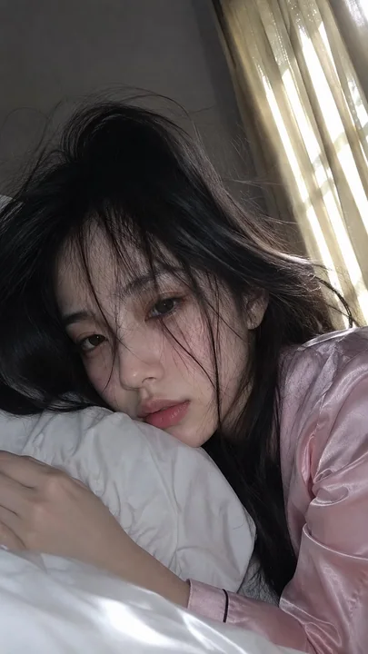 少女晨间刚睡醒手机自拍特写
