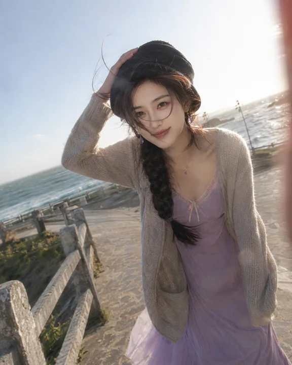 海边漫步的真实瞬间:逆光下的发丝与海风