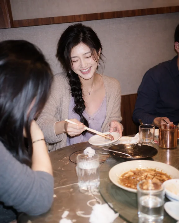 餐厅聚会中捕捉到的闭眼大笑真实瞬间