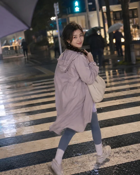 雨后街头绿灯亮起时的回眸瞬间