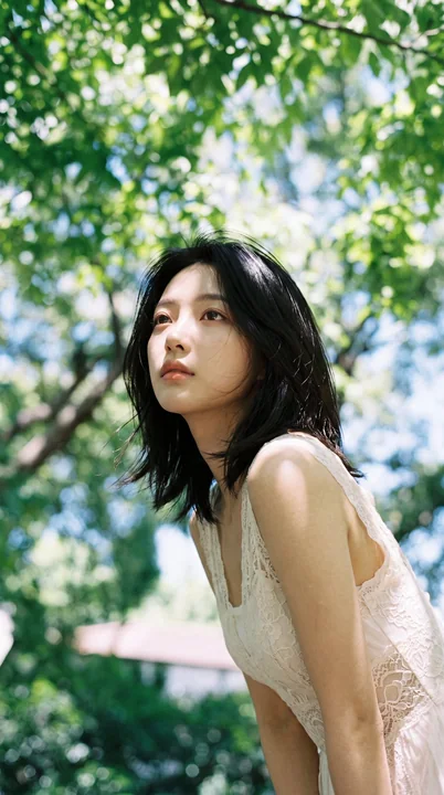 户外树下仰望的白裙女子写实人像