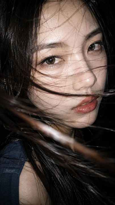 极近景真实东亚女性直闪肖像