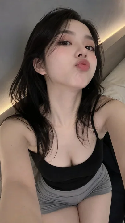 冷白皮台湾女孩搞怪鸭子嘴仰头自拍