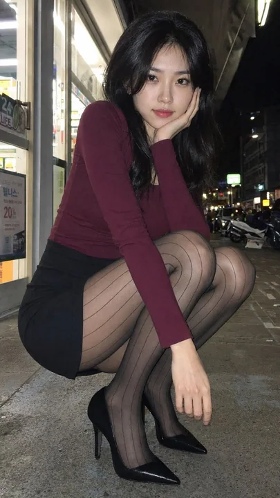 夜间街头直闪低机位黑丝女性人像