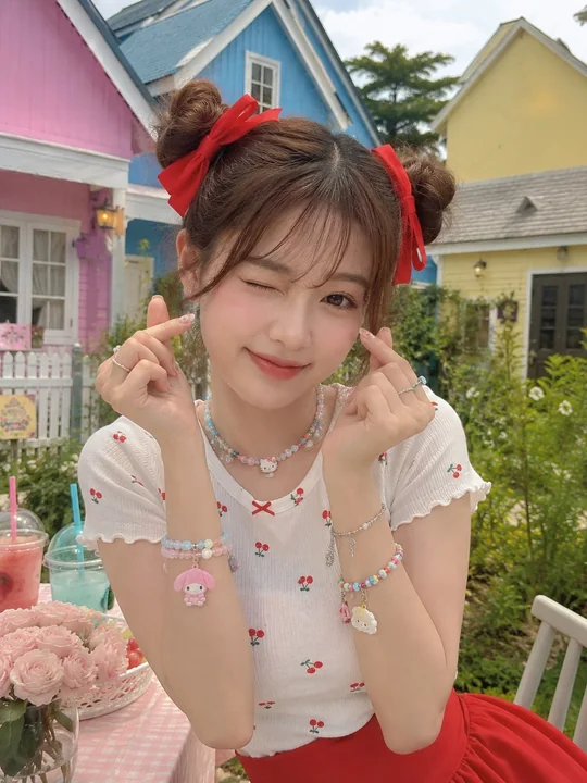 梦幻粉彩邻里间的可爱少女写实人像