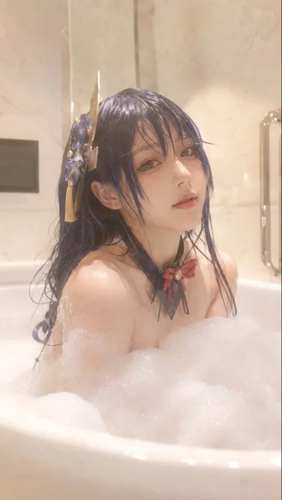 奶油色调东亚女性浴缸泡泡浴私房